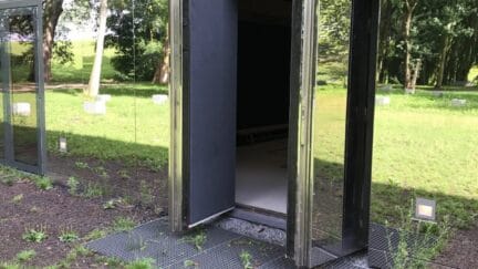 Hinged security doors - Blast resistance; flush mirror glass