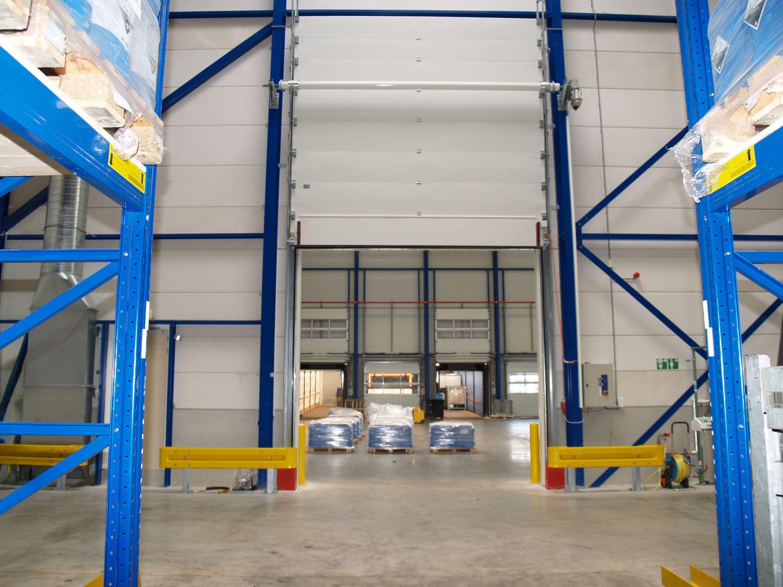 Porte coulissante verticale ignifuge avec barrière anti-fluide