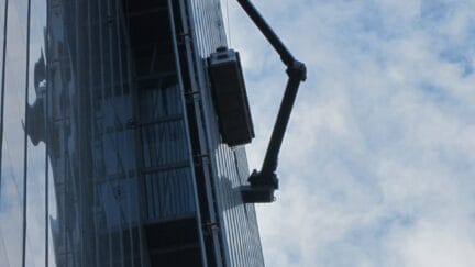 Éléments de façade mobiles - résistance au vent - porte en verre intégrée à la façade