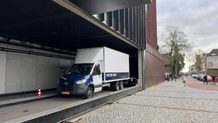 Vrachtwagen expeditie laden en lossen theater Den Bosch