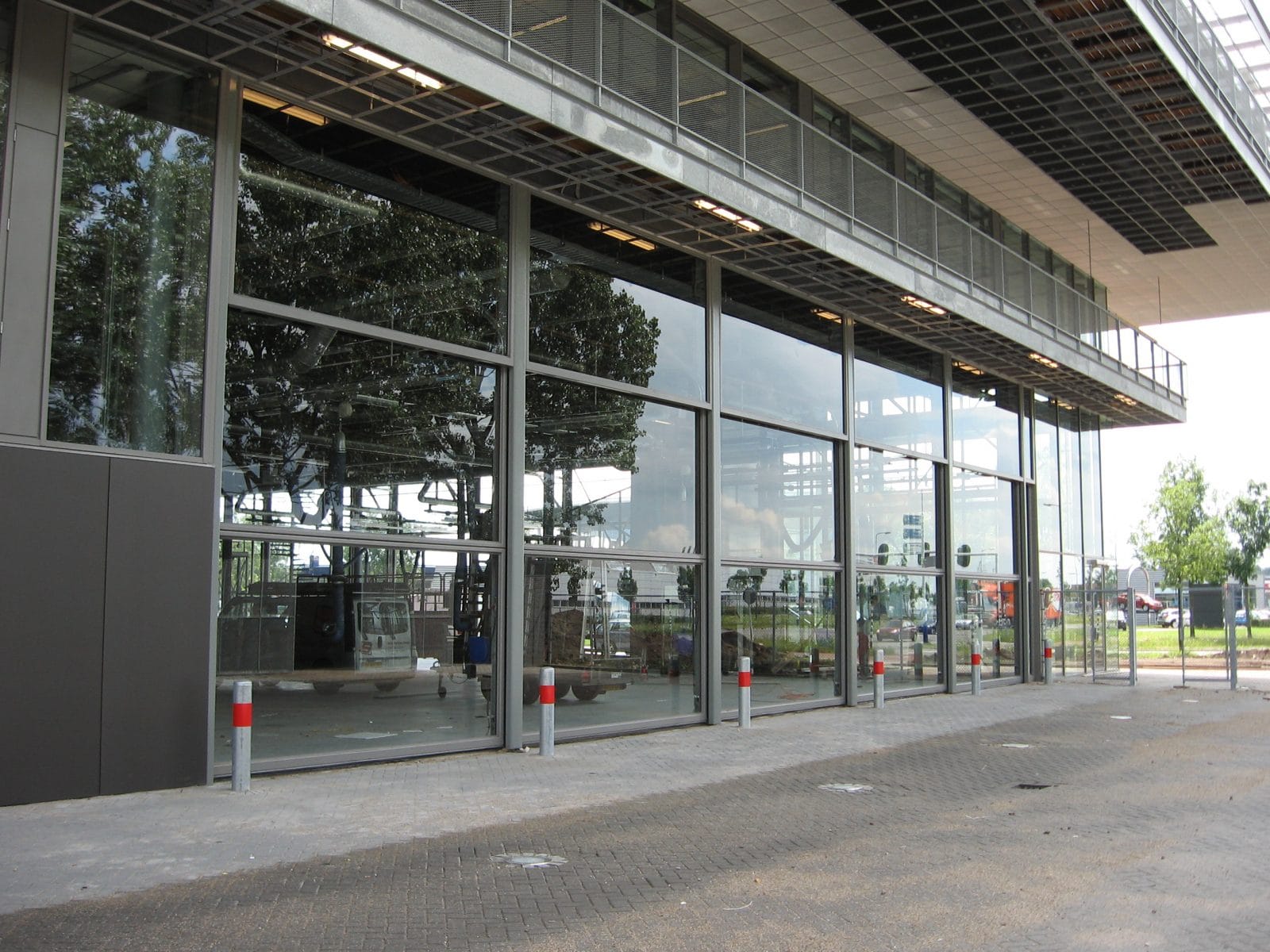 Doors flush with te facade - doors cladded with facadeelements - rapid action gates