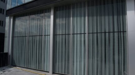 Schallisolierte Sektionaltore - Theater De Kom Nieuwegein - Glastor